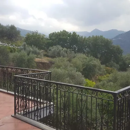 Casa Indipendente Immersa Nel Verde Di Querce E Ulivi Летний дом Джоиоза-Мареа